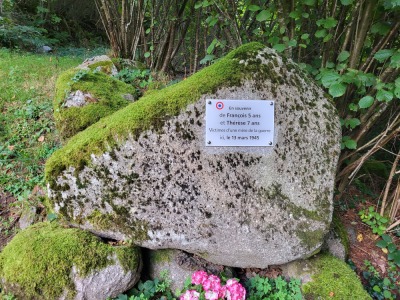 Stèle souvenir vers l'ancienne Ecole de Parfongoutte.
