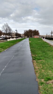 La piste cyclable des quais de Bordeaux, près de la placette de Munich et des Quinconces.