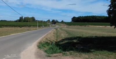 Une route de campagne sur l'itinéraire de la randonnée cycliste.
