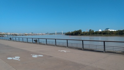 Le pont Chaban-Delmas vu depuis la piste cyclable des quais de la rive gauche de la Garonne à Bordeaux.