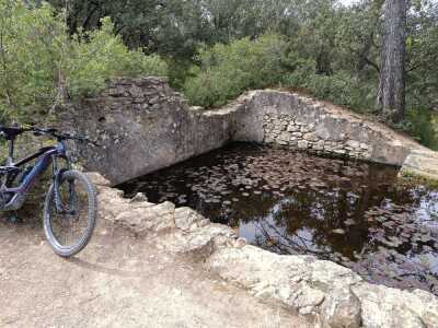 greasque : mines, singles et ruisseau.