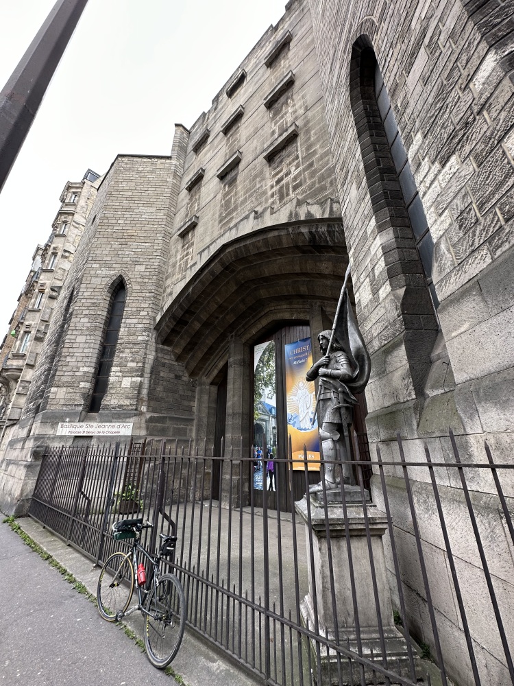 Au Col de la Chapelle [FR-75-0055] , la basilique Sainte-Jeanne-d'Arc