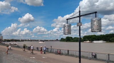La piste cyclable des quais de la rive gauche de Bordeaux au mois de juin.