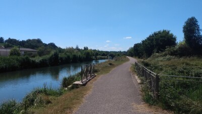 La piste cyclable RD 809, le long du canal latéral à la Garonne.