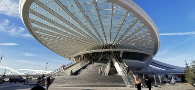 Entrée de la gare SNCB et de la passerelle Calatrava côté place Léopold.