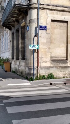 L'itinéraire de la Scandibérique, indiqué par ce type de panneau, quitte le centre de Libourne par la rue Pistouley.