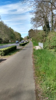 La RD 214 que vous atteindrez au kilomètre 10 de notre itinéraire de promenade, à Cestas.