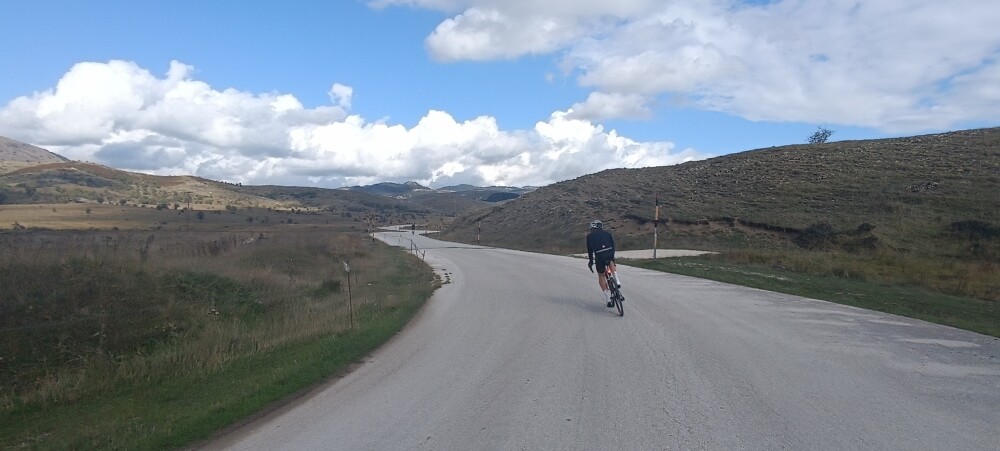 Αλπικό τοπίο στα νότια της λίμνης Αώου
