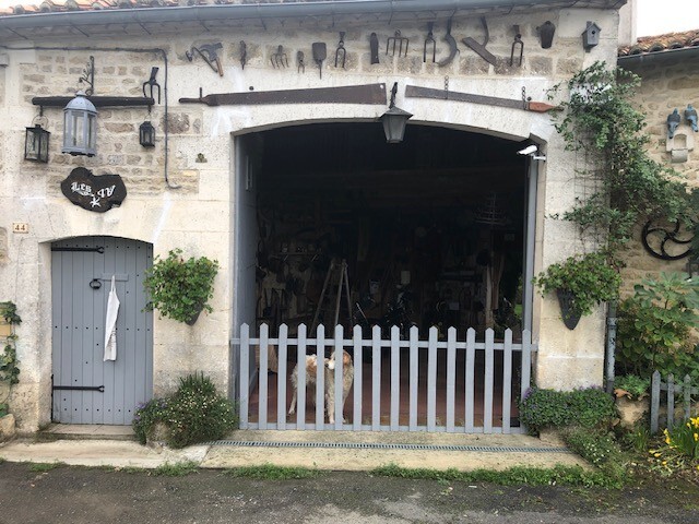 Grange avec collection privée d'outils agricoles