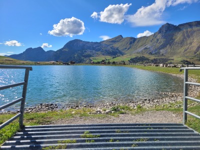 passage pour accéder au lac et aux tables de pique-nique